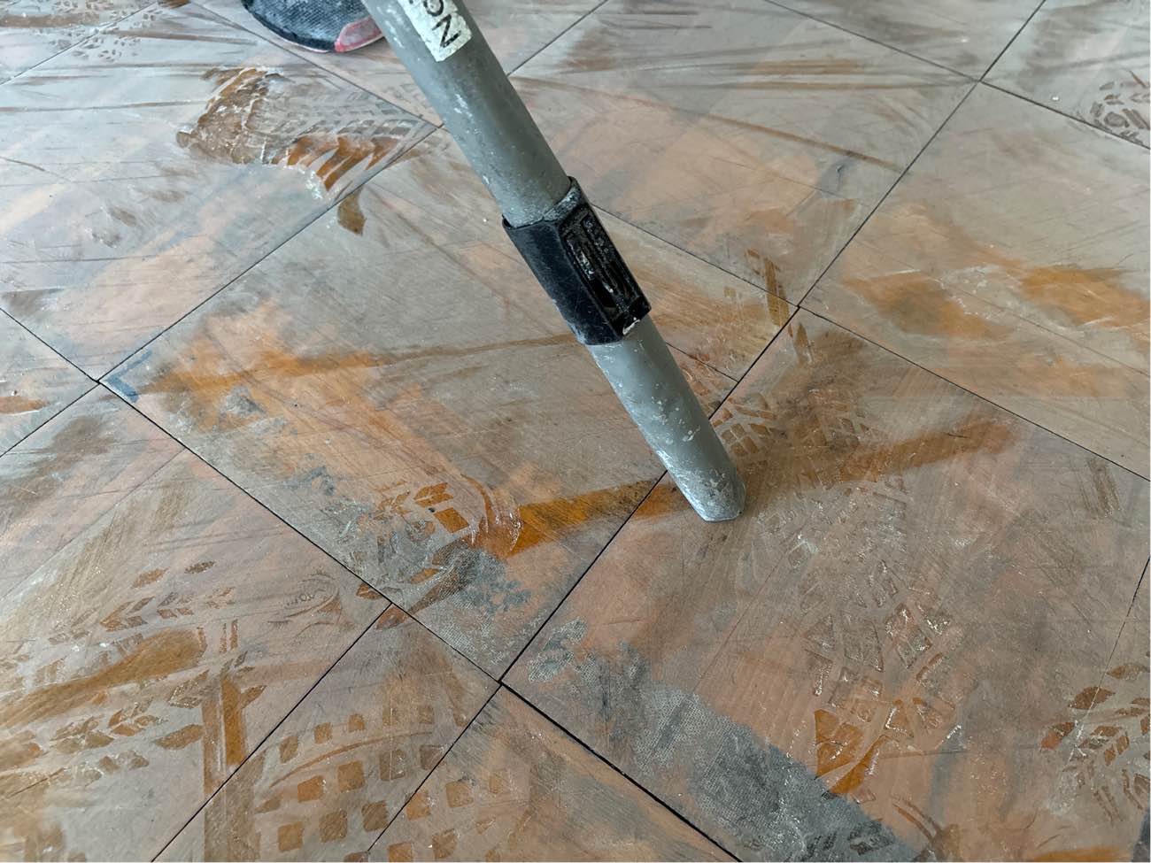 施工前の事前清掃作業の様子