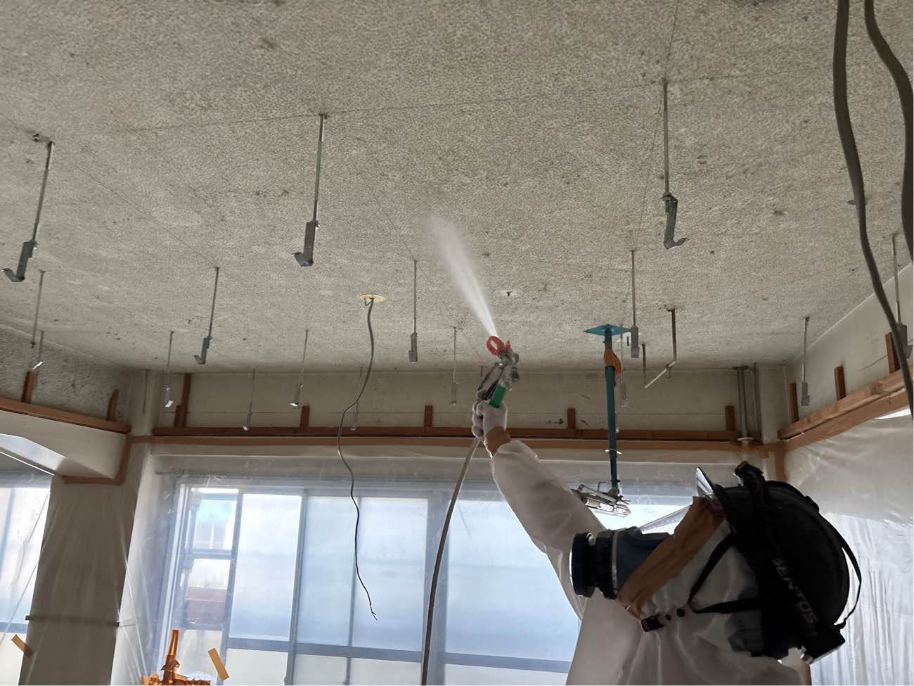 粉塵飛散防止剤の吹付作業