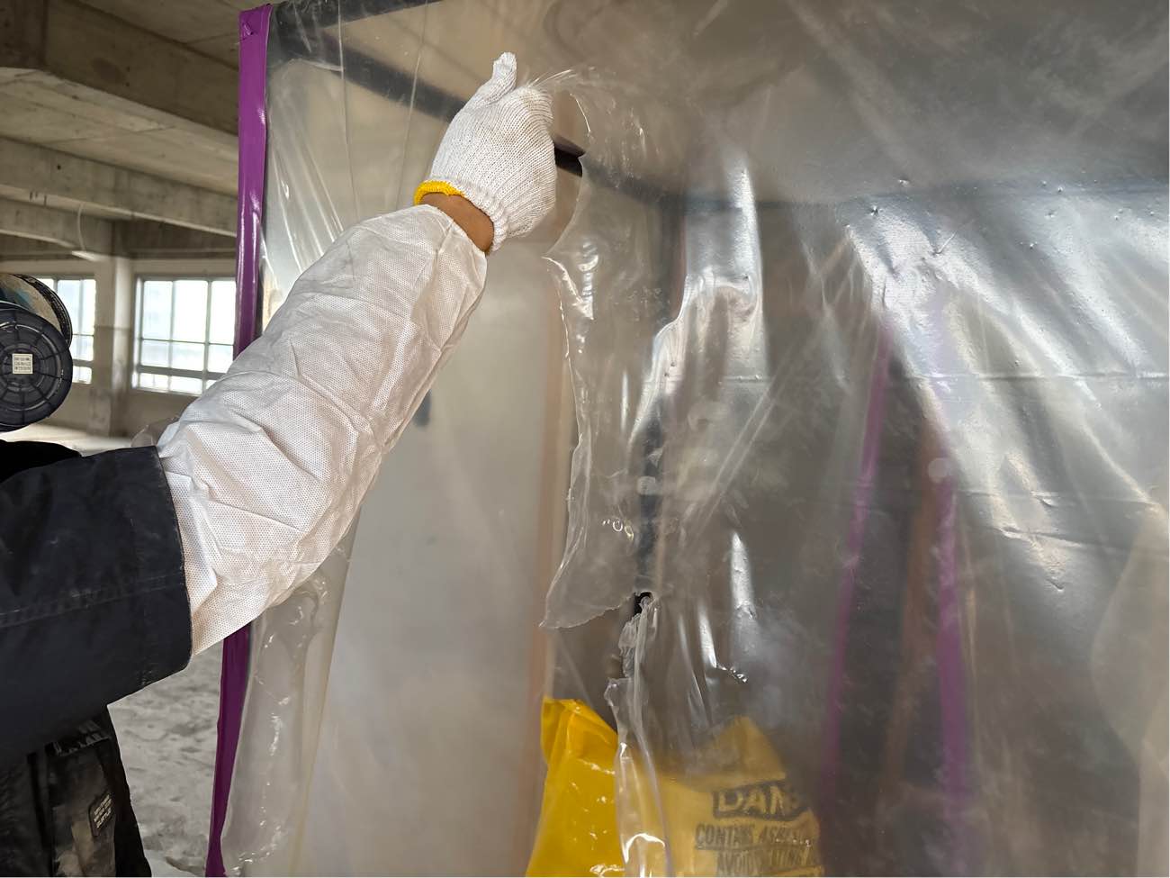 養生を撤去する様子