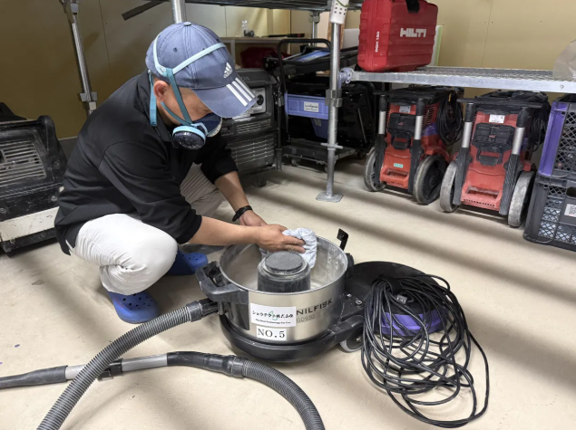 集じん機の清掃作業の様子